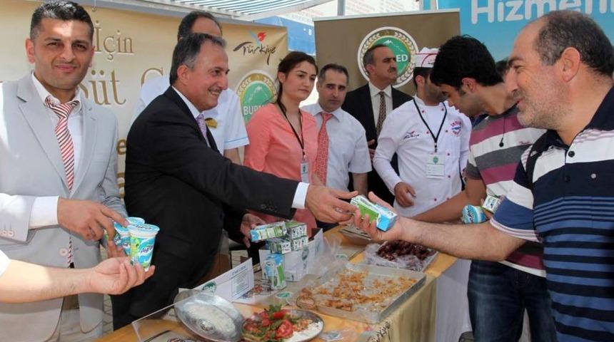 &Ccedil;ocuklara S&uuml;t, B&uuml;y&uuml;klere Ayran Dağıttılar