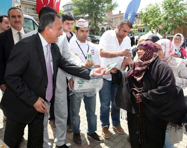 Çocuklara Süt, Büyüklere Ayran Dağıttılar