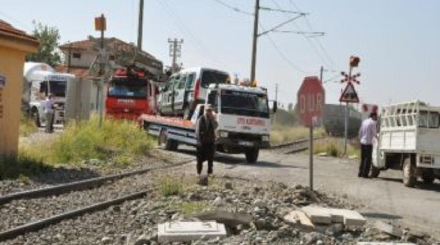 D&ouml;rtyol&rsquo;da Hemzemin Ge&ccedil;itte Kaza: 3 Yaralı