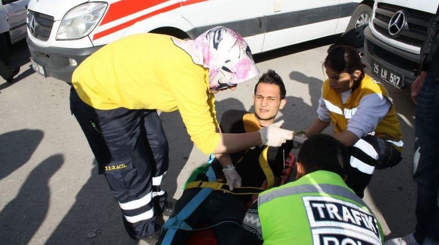 &Uuml;niversite &Ouml;ğrencilerini Taşıyan Halk Otob&uuml;s&uuml; Kaza Yaptı: 4 Yaralı