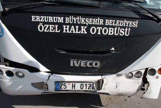 &Uuml;niversite &Ouml;ğrencilerini Taşıyan Halk Otob&uuml;s&uuml; Kaza Yaptı: 4 Yaralı 1