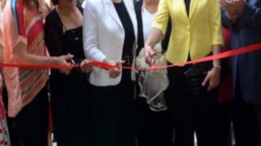 Bu Mağazada Para Kredi Kartı Geçmiyor, Elbiseler Takas Yapılarak Alınıyor