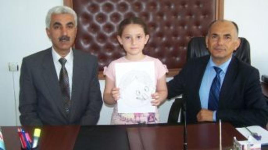 K&uuml;&ccedil;&uuml;k Dilara Sude Karikat&uuml;rleri İle Beğeni Topluyor