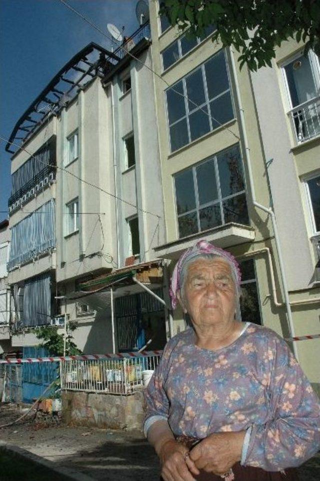 Kekik Sapları İle Birlikte &Ccedil;atı Katı Da Yandı 2