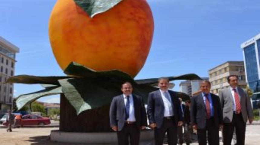 Kayısı Başkentine Iki Kayısı Anıtı Dikildi