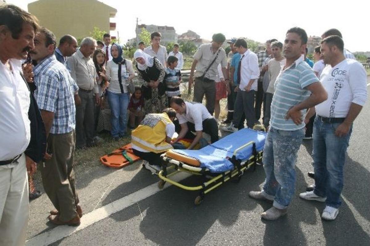 Otomobilin &Ccedil;arptığı 5 Yaşındaki &Ccedil;ocuk Yaralandı