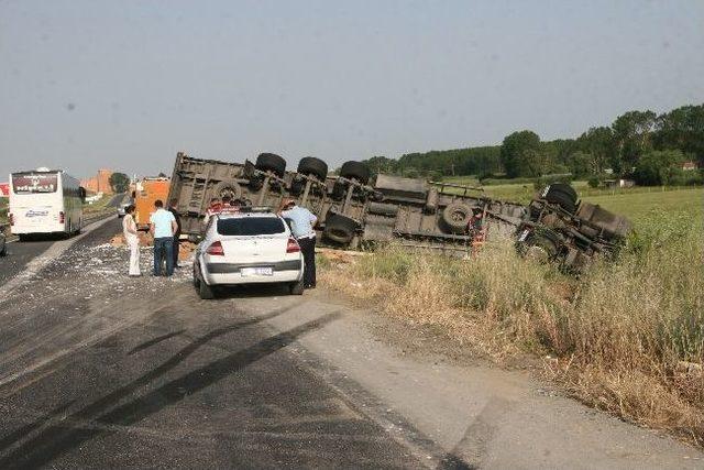 Porselen Tabak Ve Bardak Yüklü Tır Yan Yattı