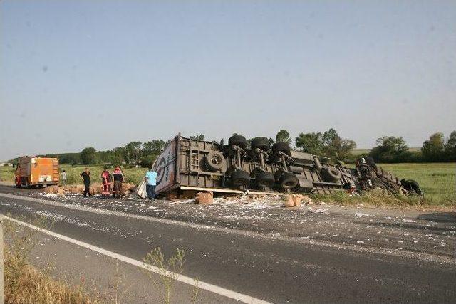 Porselen Tabak Ve Bardak Yüklü Tır Yan Yattı