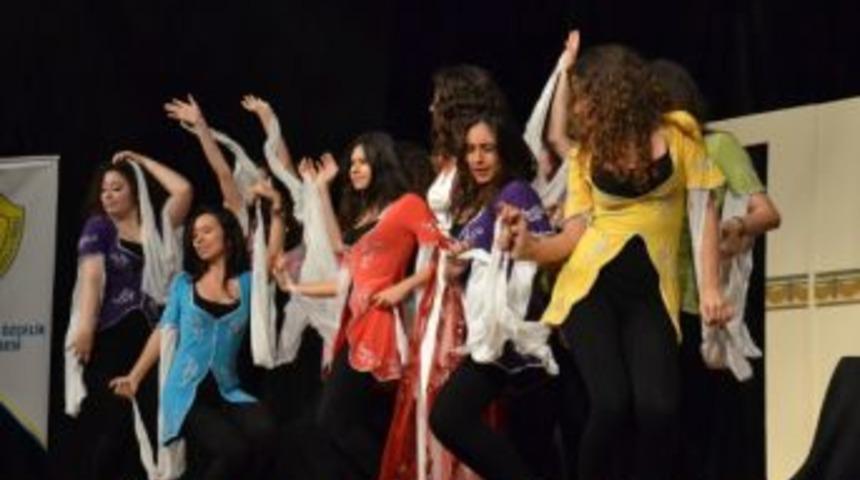 Gen&ccedil; tiyatrocular b&uuml;y&uuml;k alkış aldı