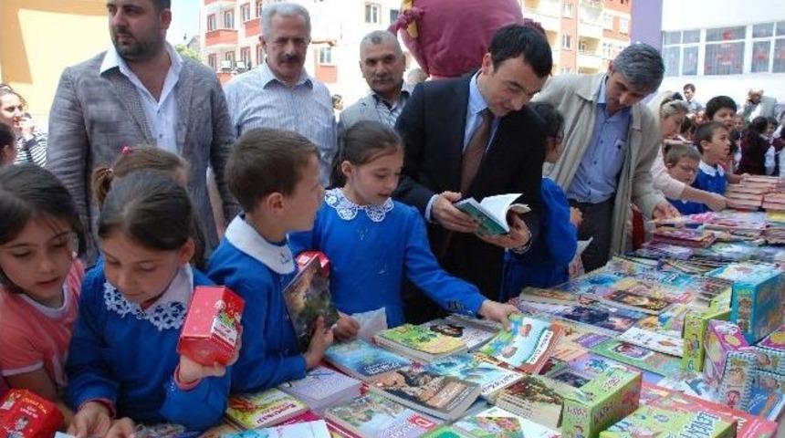 Öğrenciler Harçlıklarını Biriktirip, Kitap Okuyorlar
