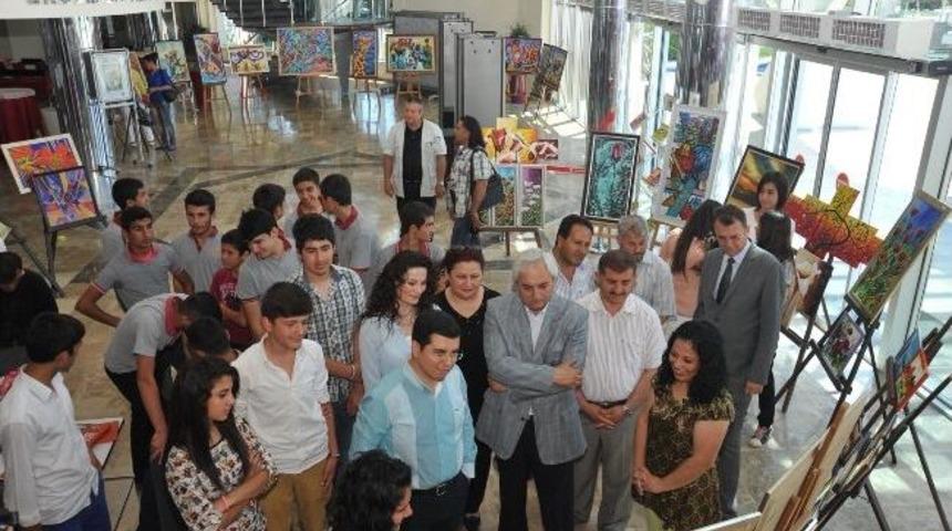 &Ouml;ğrencilerin Sergisinin A&ccedil;ılışını T&uuml;t&uuml;nc&uuml; Yaptı