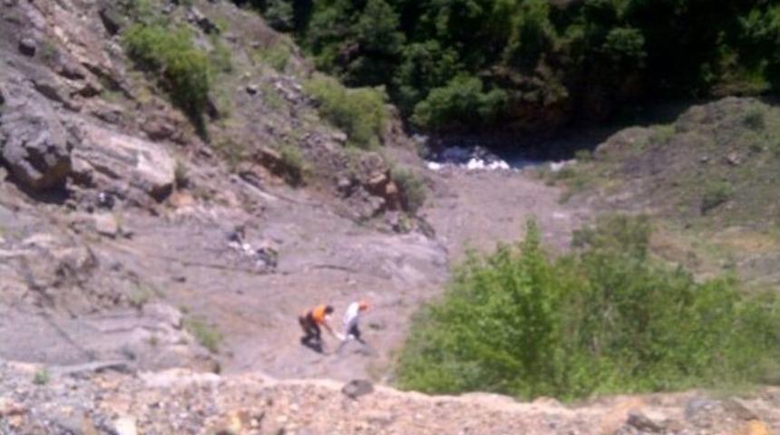 G&uuml;m&uuml;şhane&rsquo;de trafik kazası: 2 &ouml;l&uuml;, 5 yaralı