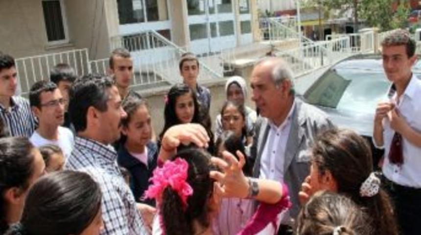 Başkan Sel&rsquo;den Folklor Elbisesi İstediler