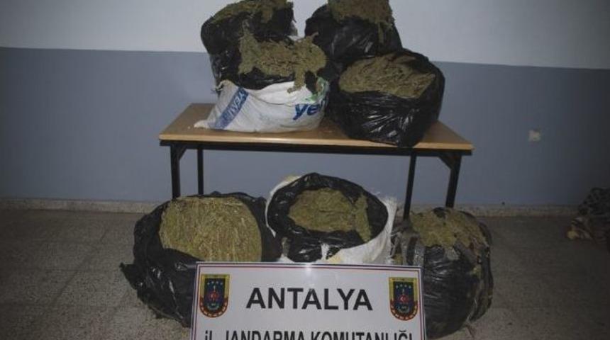 Uyuşturucu Tacirleri 67 Kilo Esrarı Yol Kenarına Attı