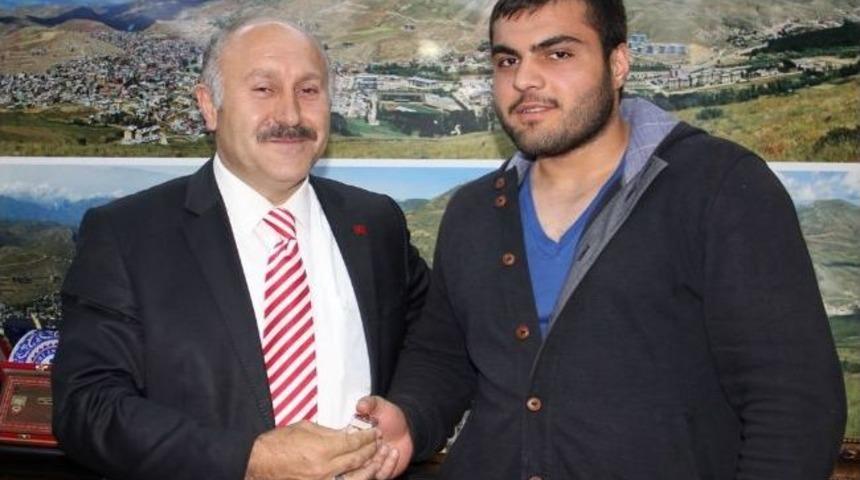 Belediye Başkanı Polat&rsquo;tan Avrupa Şampiyonuna &Ouml;d&uuml;l