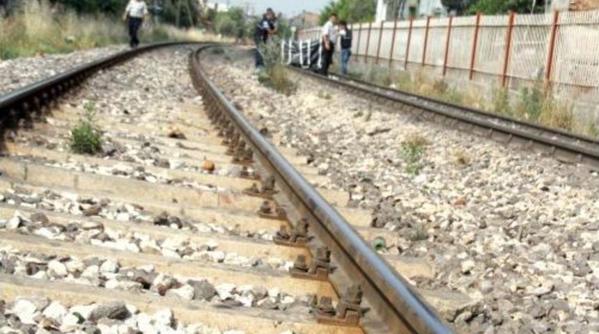 Telefonla Konuşurken Trenin Altında Kaldı