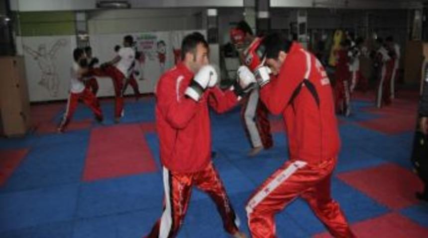 Kick Boks Sporcuları B&ouml;lge Turnuvasına Hazırlanıyor