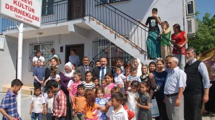 Başkan Kadınların G&uuml;n&uuml;ne Katıldı