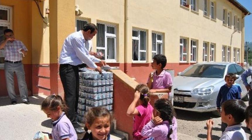 S&uuml;t G&uuml;n&uuml;nde 10 Bin Adet Ayran Dağıtıldı
