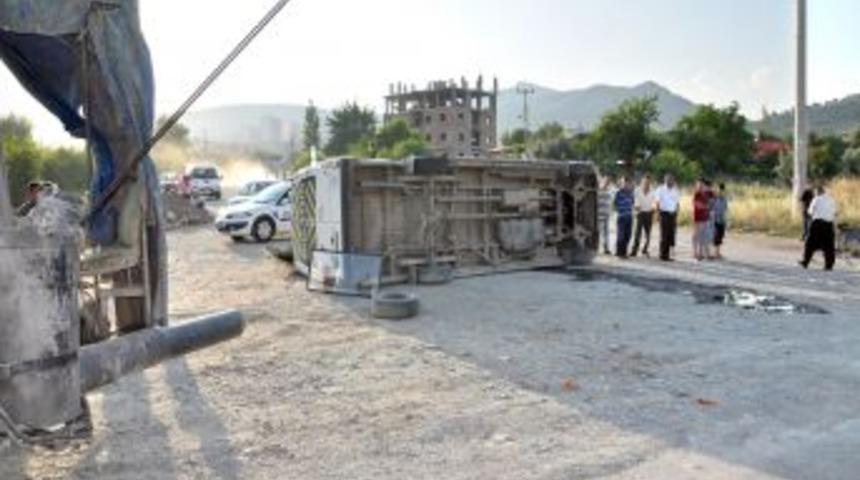 Kozan'da Minib&uuml;s Ile Iş Makinesi &Ccedil;arpıştı: 1 Yaralı