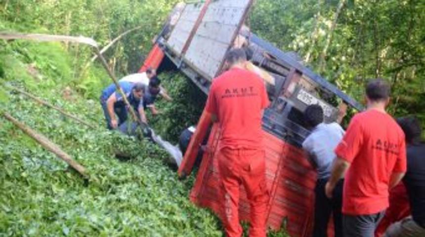 Rize'de &Ccedil;ay Y&uuml;kl&uuml; Kamyon Şarampole Yuvarlandı: 4 &Ouml;l&uuml;, 3 Yaralı