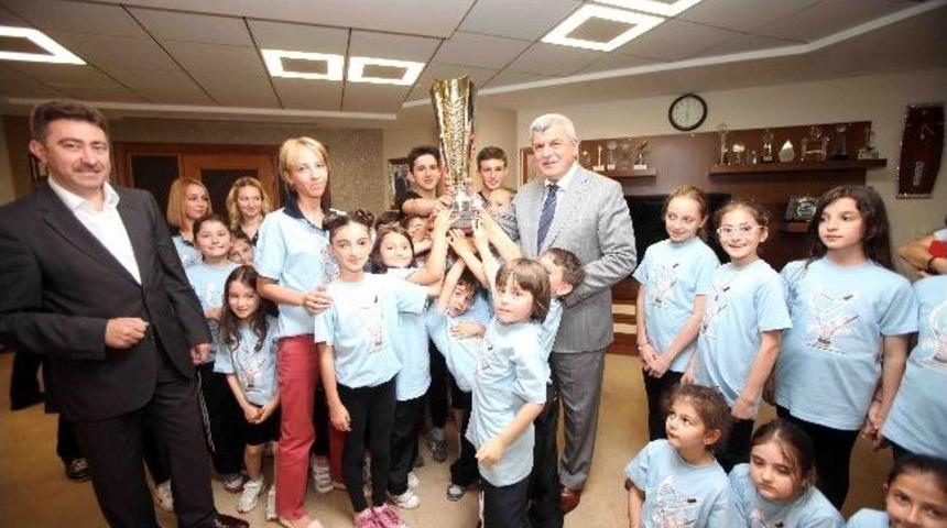 Şampiyon Patenciler Kupayı Başkan Karaosmanoğlu'na Getirdi