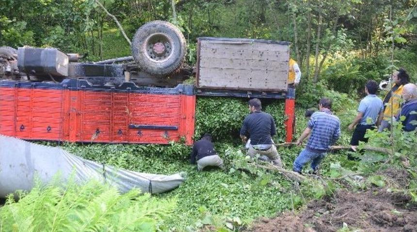 Rize'de &ccedil;ay y&uuml;kl&uuml; kamyon şarampole yuvarlandı: 4 &ouml;l&uuml;