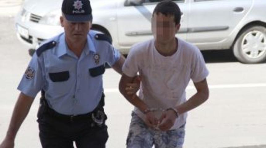 Okula Giden &Ouml;ğrenciye Bı&ccedil;aklayan Gen&ccedil; Adliye Sevk Edildi