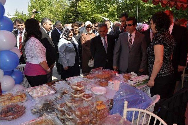 Polis Eşleri Kaynaşma Ve Yardımlaşma Derneğinden Öğrenciler Yararına Kermes