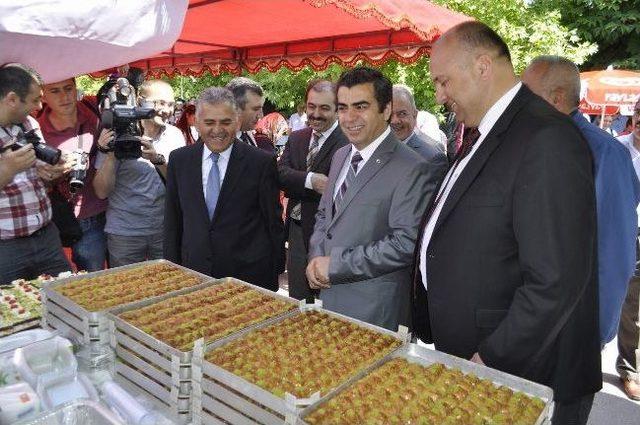 Polis Eşleri Kaynaşma Ve Yardımlaşma Derneğinden Öğrenciler Yararına Kermes