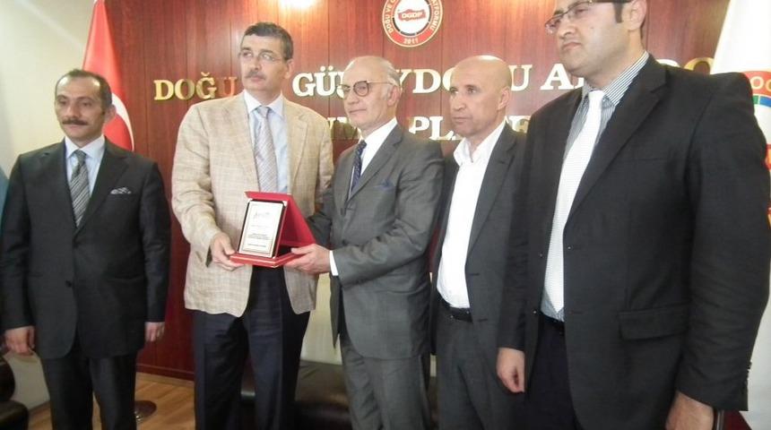 Şanlıurfa Valisi G&uuml;ven&ccedil; 'Vizyon 2023 &Ouml;d&uuml;l&uuml;' Aldı