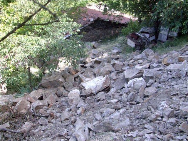 Yamaçtan Kopan Kayalar Korku Yaşattı