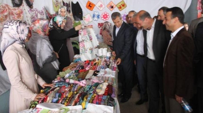 Eğitim G&ouml;n&uuml;ll&uuml;leri İhtiya&ccedil; Sahibi &Ouml;ğrenciler Yararına Kermes D&uuml;zenledi