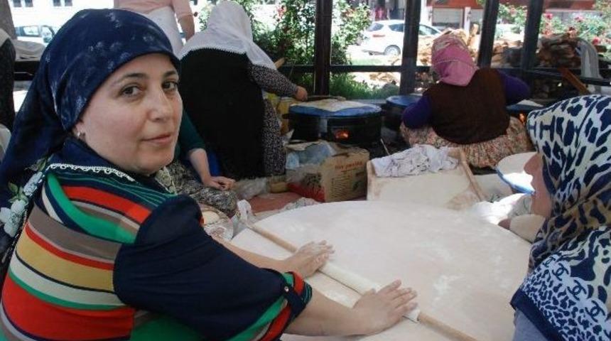 Silah Tutan Eller Hamur A&ccedil;tı