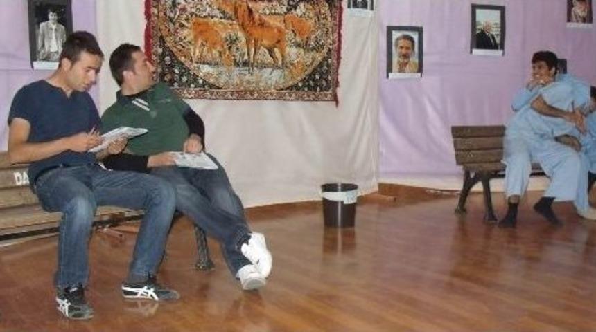 Darge&ccedil;it Darder&rsquo;den Tiyatro G&ouml;sterisi