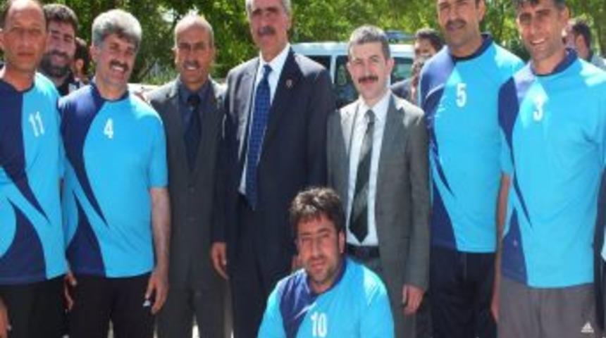 Voleybol Turnuvasını Ihtiyar Delikanlılar Kazandı