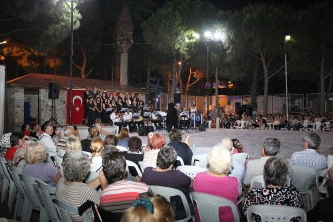 "bir Başkadır &Ccedil;andarlı" Konseri B&uuml;y&uuml;ledi