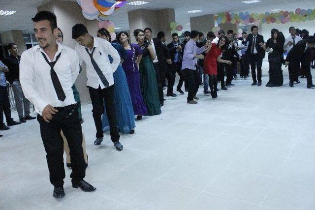 İdil &Ccedil;pl&rsquo;nin Mezuniyet Gecesi 1