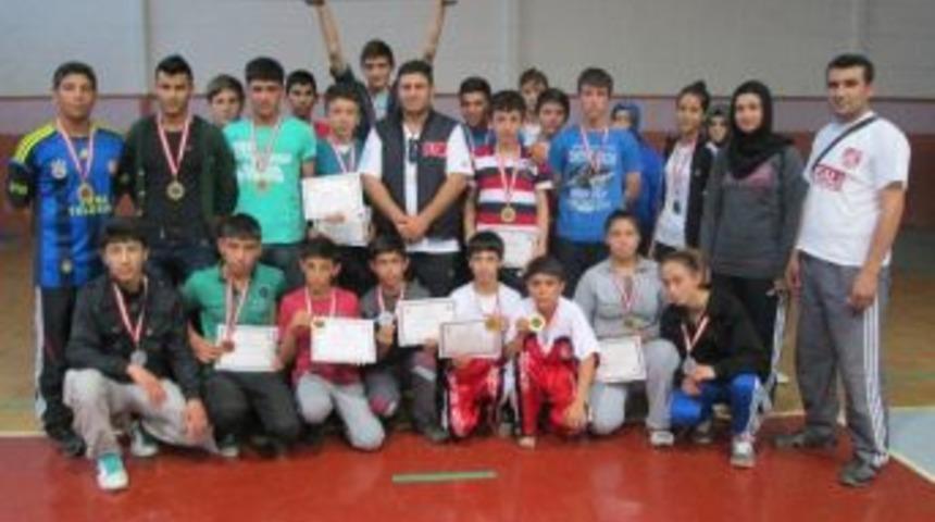 Derbent Gen&ccedil;liksporlu Sporcular Madalyaları Topladı