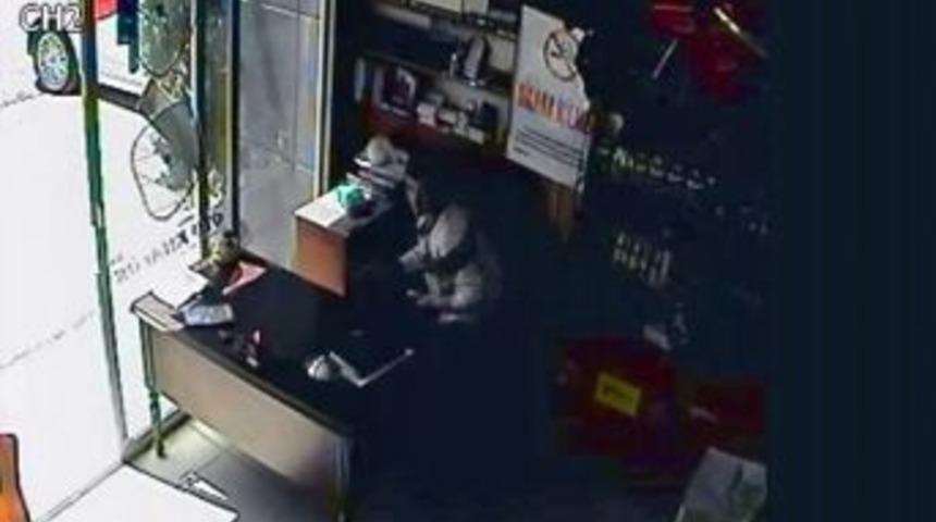 Hırsızlık Anı G&uuml;venlik Kameralarına Yansıdı