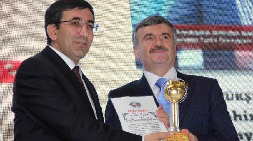 Başkan Aky&uuml;rek&rsquo;e Yılın B&uuml;y&uuml;kşehir Belediye Başkanı &Ouml;d&uuml;l&uuml;
