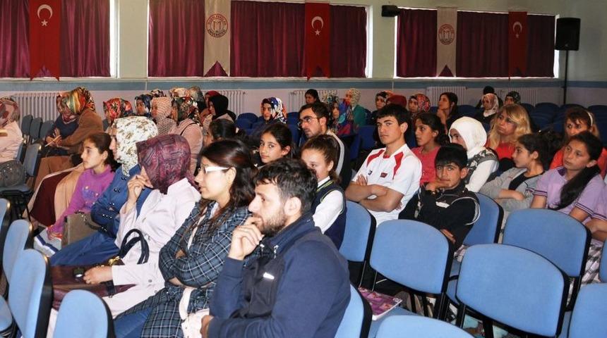 &Uuml;niversiteli &Ouml;ğrencilere &lsquo;Aile Ve &Ccedil;ocuk&rsquo; Konferansı