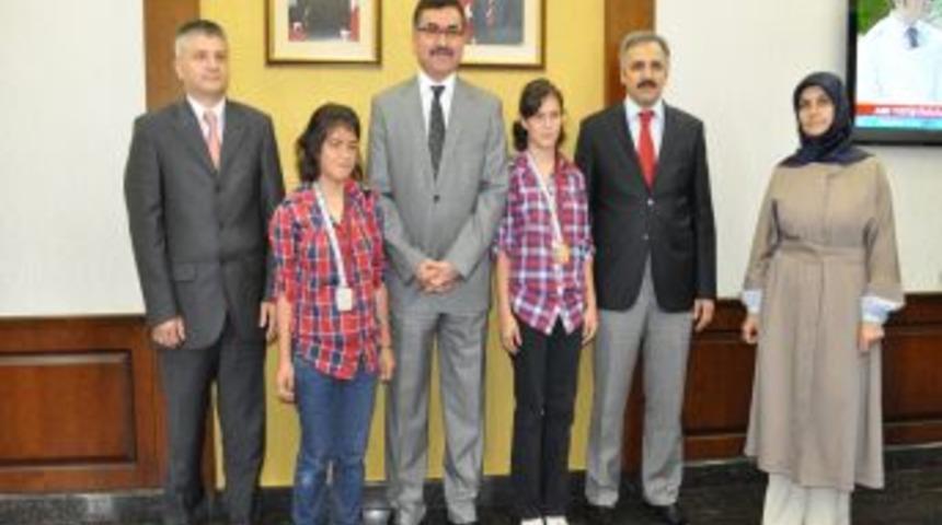 Atletizmde Derece Alan Zihinsel Engelli &Ouml;ğrenciler Altınla &Ouml;d&uuml;llendirildi