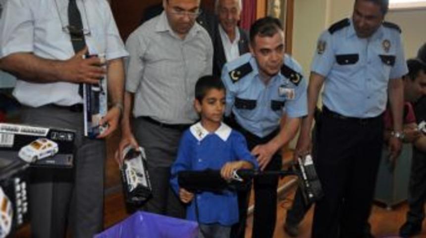Oyuncak Silahlarını Getiren &Ccedil;ocuklara, Polis &Uuml;niformalı Barbi Bebek Verildi