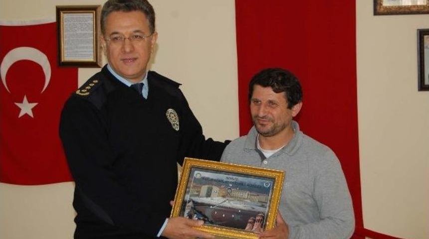 Polis Okulundan Gazetecilere Teşekk&uuml;r Hediyesi