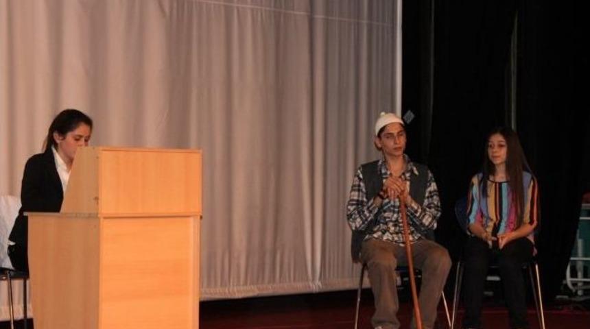 Liseler Arası Tiyatro Şenliği S&uuml;r&uuml;yor