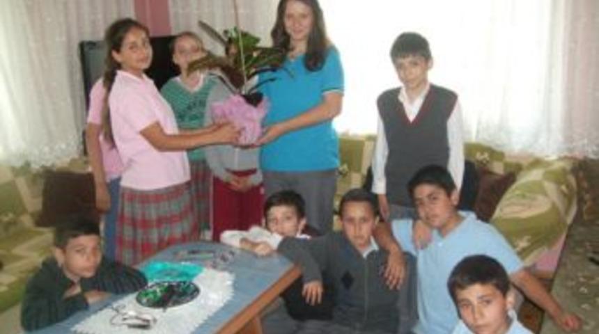&Ccedil;i&ccedil;ekli &ouml;ğrencilerinden &ouml;rnek davranış