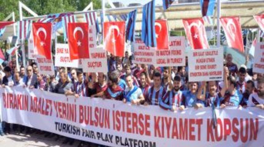 Bordo-mavili Taraftarlar Başkentte Horon Teperek Ma&ccedil; Saatini Bekliyor