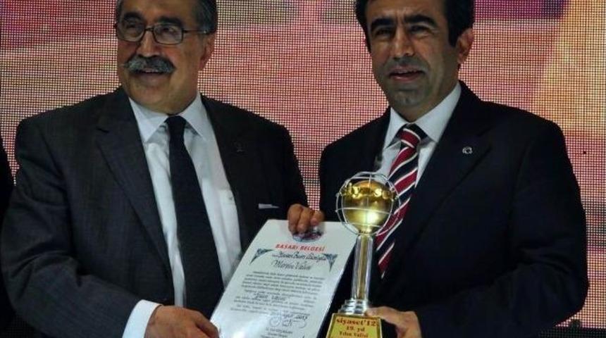 G&uuml;zeloğlu'na 'yılın Valisi' &Ouml;d&uuml;l&uuml;