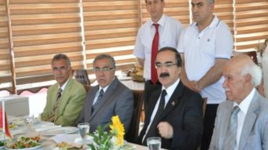 Vali Coş'tan Adana'nın Efsane Sporcularına Saygı Plaketi